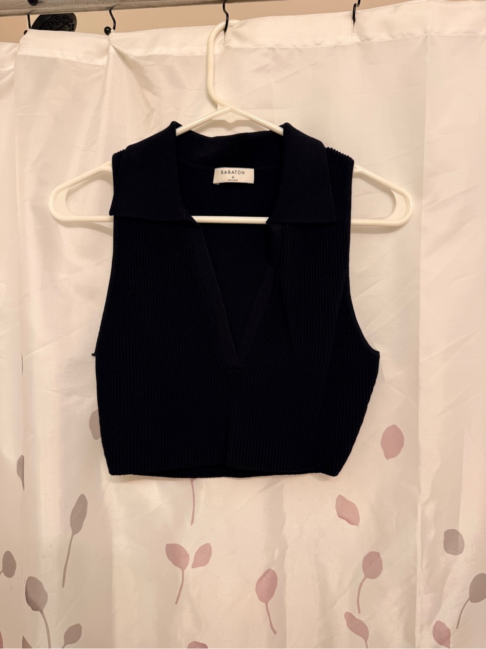 NEW Babaton sculpt knit polo top. Cropped with v neck